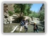 29 و چون تا ناهار فرصتی باقی بود، برنامه گشت در رودخانه و صخره های اطراف آن اجرا شد